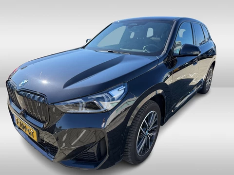 BMW iX1 xDrive30 Launch Edition 67 kWh M Sport / SoH 94% / Trekhaak / 360Camera / Head-up / Leder / CarPlay / 18'' / Keyless / Stoelverwarming / DAB / Cruise Control