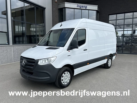 Mercedes-Benz eSprinter 320 L2 H2 Pro 81kWh / Snel laden 115Kw / Trekhaak / MBUX / Navigatie / Camera / Cruise control / Airco / 270 Graden achterdeuren .