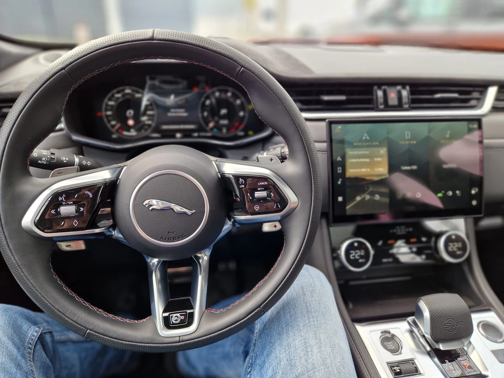 Jaguar F-PACE – foto 12