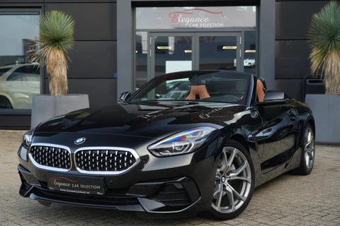 BMW Z4 Roadster sDrive20i Sportline High Executive | 198PK | Stoelverwarming | HUD | Stuurverwarming | HarmanKardon | BMW Z4 Roadster sDrive20i Sportline High Executive 198 PK met 2.0-liter viercilinder benzinemotor, lederen Vernasca bekleding, Head-up display, full-map navigatie, Apple CarPlay/Android Auto,