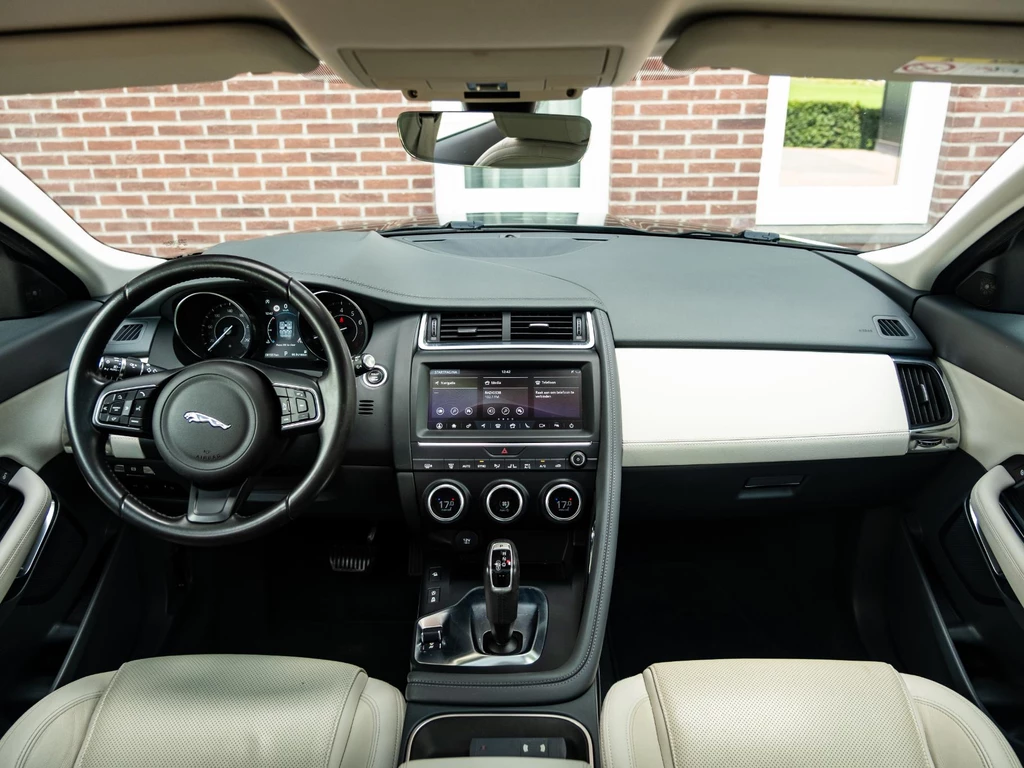 Jaguar E-PACE – foto 18