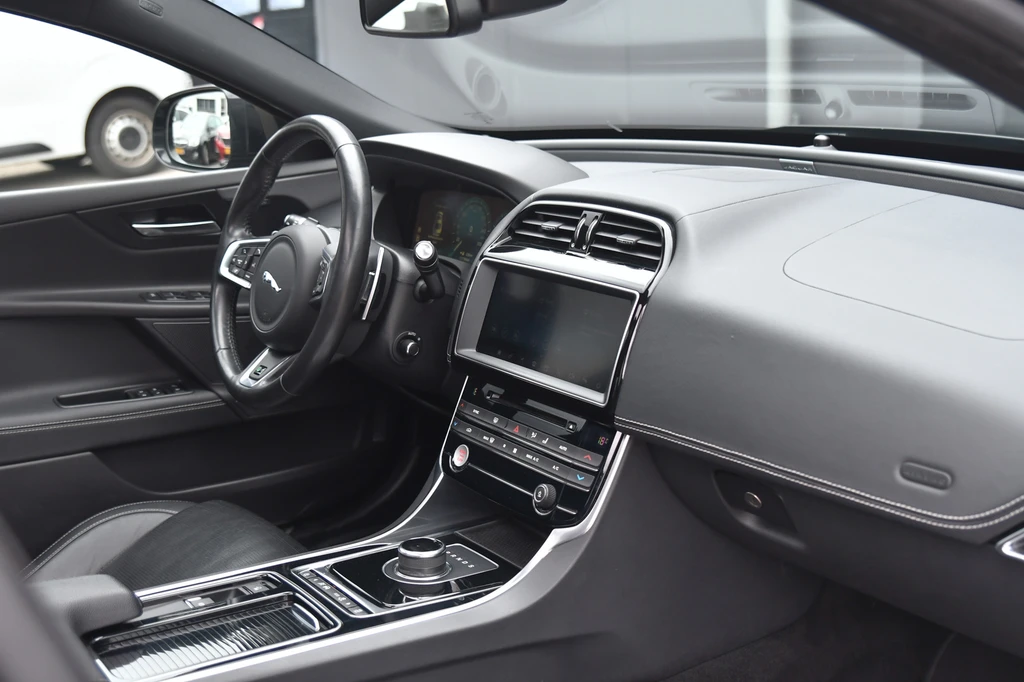 Jaguar XE – foto 19