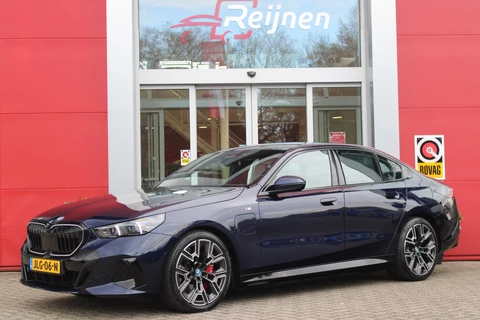 BMW 5-serie 550e 490PK xDRIVE | M SPORT PRO | PANORAMA DAK | BOWERS & WILKINS PREMIUM AUDIOSYSTEM | MEESTURENDE ACHTERAS | STUUR VERWARMING | 20" LICHTMETALEN VELGEN | ICONIC GLOW GRILL | ZONNESCHERM ACHTERRUIT ELEKTRISCH | INTERIEURLIJSTEN M DONKERZILVER/CARBON FIBER  | DRIVING ASSISTANT PLUS | SHADOW LINE | INNOVATIE PAKKET | TRAVEL PAKKET | COMFORT PAKKET (AUTOMATISCHE AIRCONDITIONING 4 ZONES MET AUTOMATISCHE LUCHTCIRCULATIEFUNCTIE, STOELVERWARMING VOOR + ACHTER, STOELEN ELEKTRISCH VERSTELBAAR MET MEMORY, ACTIEVE STOELVENTILATIE VOOR) | BMW INDIVIDUAL LEER MERINO SILVERSTONE/ATLAS GRIJS | COMFORT ACCES | DRAADLOZE TELEFOONLADER | DRAADLOZE APPLE CARPLAY/ANDROID AUTO | NAVIGATIE PROFFESIONAL | SFEER VERLICHTING | 360° CAMERA | ELEKTRISCH BEDIENBARE ACHTERKLEP | HEAD UP DISPLAY | ELEKTRISCH BEDIENBAAR STUURKOLOM | BMW INDIVIDUAL TANSANIT BLAU |