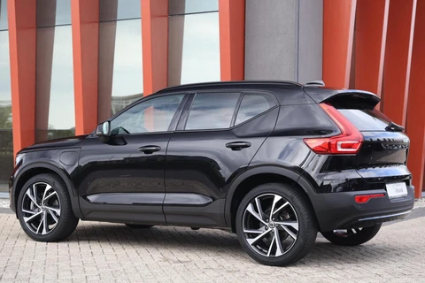 Volvo XC40 T5 Recharge Plus Dark | Stoelverwarming | Trekhaak | Parkeercamera | H/K | Pilot Assist | Keyless | Glossy Black