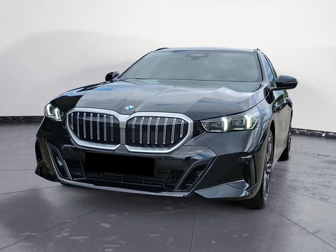 BMW 5 Serie Touring 520d M-Sport 197 PK ACC Head-Up Trekhaak Stoelkoeling Stuurverwarming Standkachel