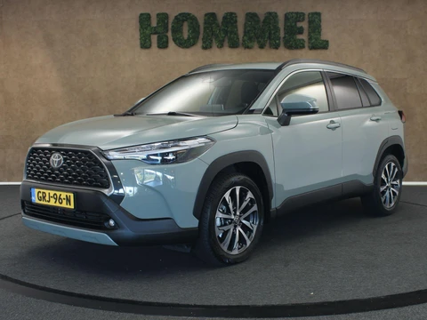 Toyota Corolla Cross Hybrid 140 Dynamic - DODEHOEK DETECTIE - ELEKTRISCHE ACHTERKLEP - PARKEERSENSOREN VOOR EN ACHTER - STOEL VERWARMING - STUUR VERWARMING - DRAADLOZE TELEFOONLADER - ADAPTIVE CRUISE CONTROL