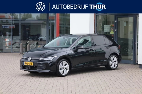 Volkswagen Golf 1.5 eHybrid Life Edition 204PK / 150kW, Nederlandse auto, Achteruitrijcamera, stoel- en stuurwiel verwarming, navigatie, Apple Carplay / Android Auto, 17" 'Nottingham' LMV, LED verlichting, DAB+, spraakbediening (voice-control), digital cockpit pro, multifunctioneel lederen stuurwiel, sfeerverlichting, adaptieve cruise control (acc), parkeersensoren voor en achter (pdc), keyless start & entry, draadloos telefoonlader, verstelbare lendensteun, diefstalalarm
