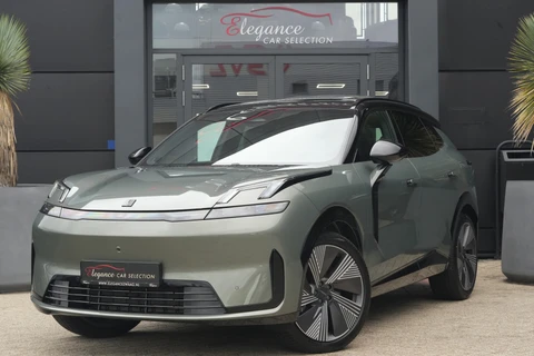 Lynk & Co 08 1.5 More | 350 PK | 200 KM EV | PANO | HARMAN KARDON | 360° | MASSAGE Deze zeer complete 08 More beschikt over een krachtige plug-in hybride aandrijflijn met 345 PK en 615 Nm koppel. Dankzij de grote 39,6 kWh batterij beschikt de 08 over een elektrisch WLTP-ber
