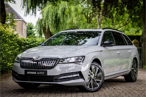 Škoda Superb Combi 1.4 TSI iV Sportline Business Panorama Matrix ACC 360 Camera