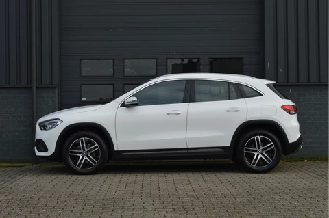 Mercedes-Benz GLA 200 Business Solution Luxury | CAMERA | TREKHAAK | SFEERVERLICHTING | LEDER |
