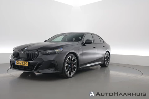 BMW 5 Serie 550e xDrive M-Sport Pro | Rijklaar! | SOH 93.7% | 6-Cilinder | Pano | Elek. Trekhaak | Bowers&Wilkins | Widescreen | Ventilatie | Stoel-stuurverw. | Sfeerverl. | 360*+PDC | LED | Elek. Klep | V