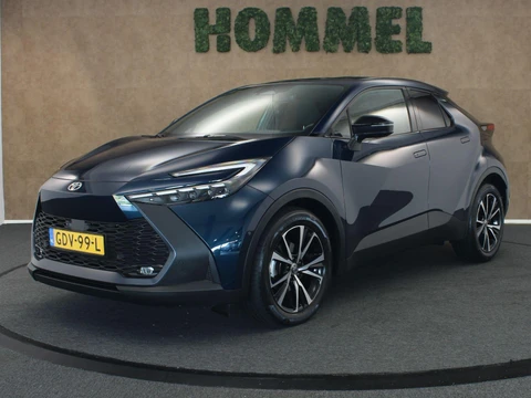 Toyota C-HR 1.8 Hybrid 140 First Edition - ORIGINEEL NEDERLANDSE AUTO - AFKOMSTIG VAN 1E EIGENAAR - ELEKTRISCHE ACHTERKLEP - 18 INCH LICHT METALEN VELGEN - PARKEERASSISTENT - PARKEERSENSOREN VOOR/ ACHTER - NAVIGATIE - DRAADLOZE TELEFOONLADER - APPLE CARPLAY/ ANDROID AUTO - ELEKTRISCH INKLAPBARE BUITENSPIEGELS