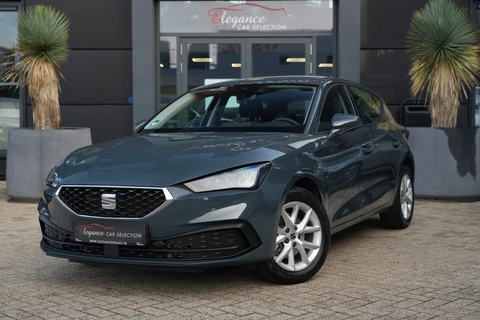 SEAT Leon 1.5 TSI Style | 115 PK | Apple CarPlay/Android Auto | Voorstoelen verwarmd | LED koplampen SEAT Leon 1.5 TSI Style 115 PK met 1.5-liter viercilinder benzinemotor, Apple CarPlay/Android Auto, automatische airconditioning, cruise control, keyless start, verwarmde comfortstoelen, park