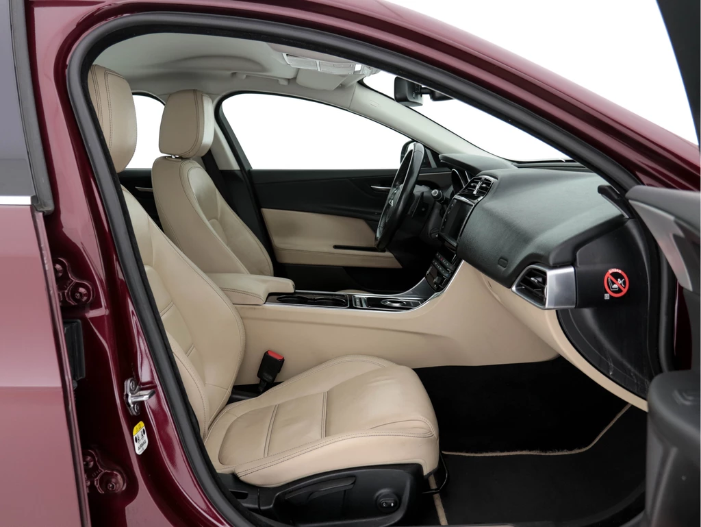Jaguar XE – foto 11