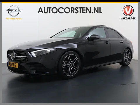 Mercedes-Benz A-Klasse 200 164PK Automaat AMG Business Sol. Panoramadak Trekhaak Adap.Cruise Camera Navi Elek.Stoelen+Memory+Verwarmd Apple Carplay Android Auto Rijassistentiepakket Business Plus-pakket Pdc Privacy Glas DAB Bluetooth Lmv Isofix Apps 1.600KG Trekgewicht Origineel Nederlandse Auto