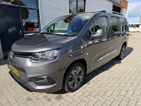 Toyota ProAce CITY Verso 1.2 Turbo 130pk Active Long 7 persoons / rolstoel lift / vaste prijs rijklaar € 24.950 marge / lease vanaf € 407 / automaat / camera / grijs metallic / dubbele schuifdeur / euro 6