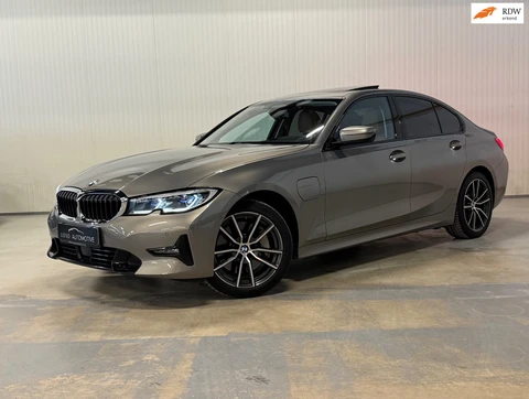 BMW 3-serie 330e High Executive | M-SPORT | SCHUIF/KANTEL | ACC | HUD | TREKHAAK