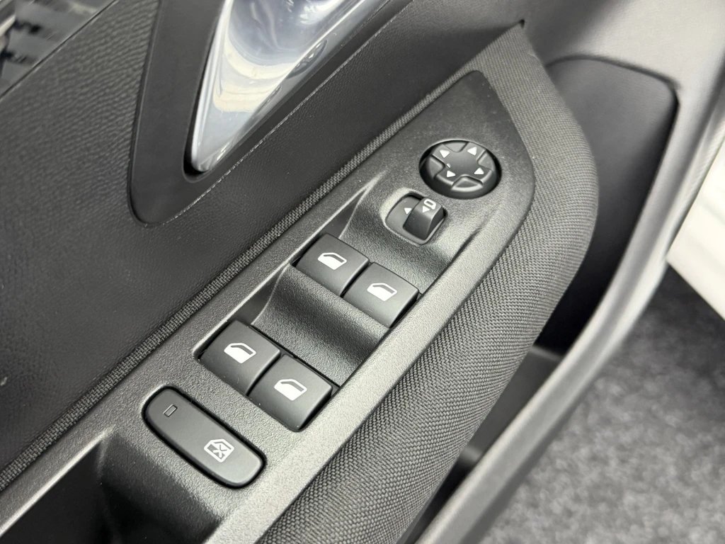 Peugeot e-208 – foto 15