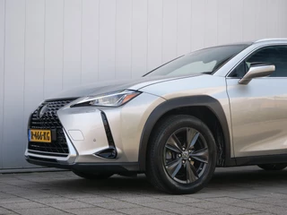 Lexus UX – thumbnail 1