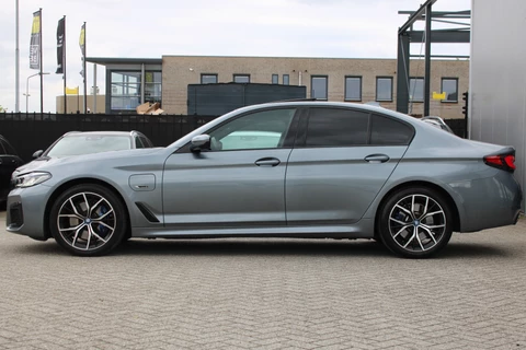 BMW 5 Serie 520e M-SPORT SCHUIFDAK LEDER MEMORY CARPLAY HEAD-UP