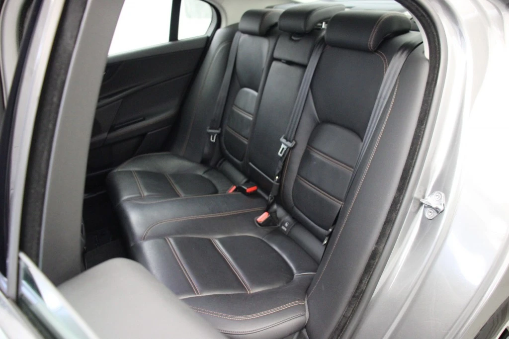 Jaguar XE – foto 18