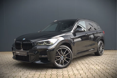 BMW X1 xDrive25e Executive M Sport | Stoelverwarming | Trekhaak | Parkeersensoren | Navigatie | Ambiance Verlichting | Keyless | Cruise Control | LED | Climate Control | DAB | BTW | SOH 90%