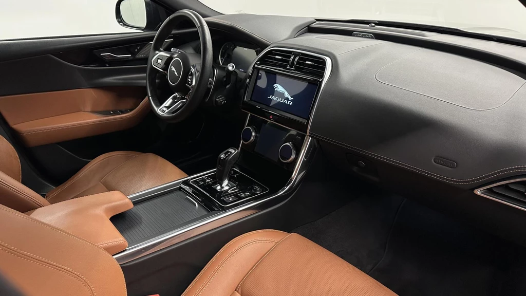 Jaguar XE – foto 19