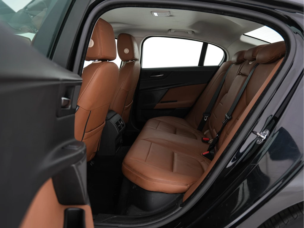 Jaguar XE – foto 9