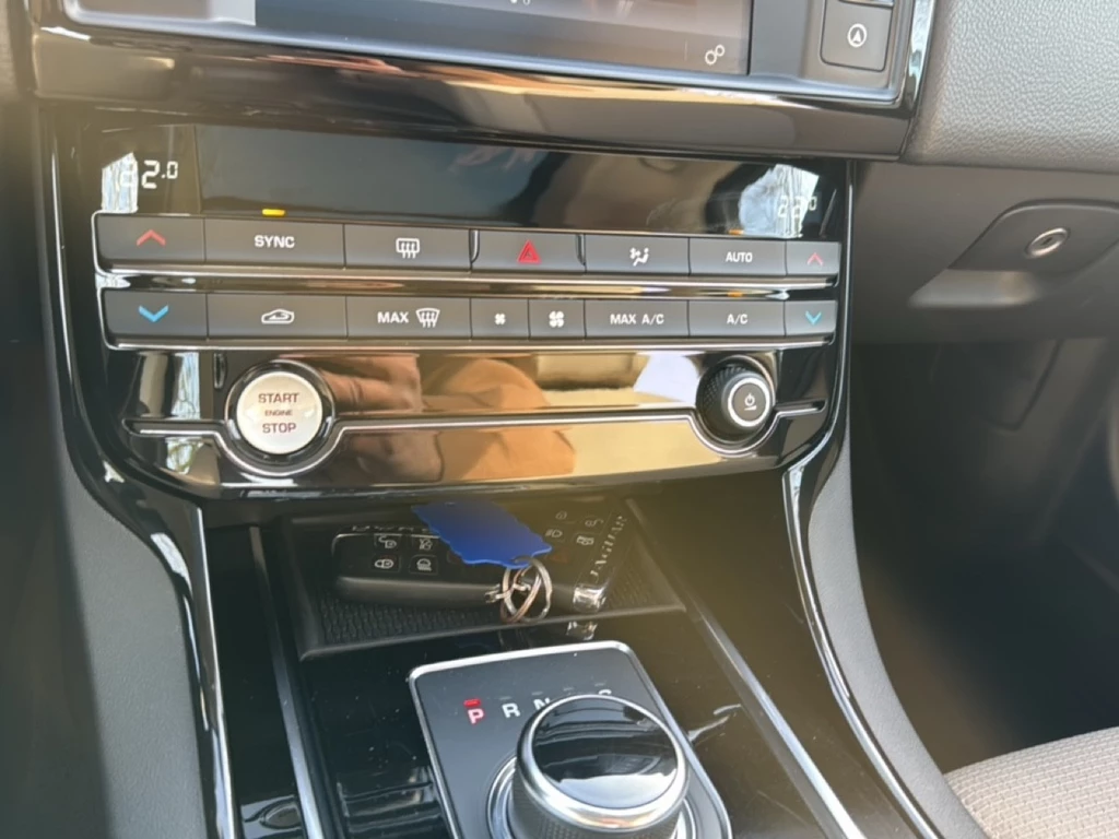 Jaguar XE – foto 15