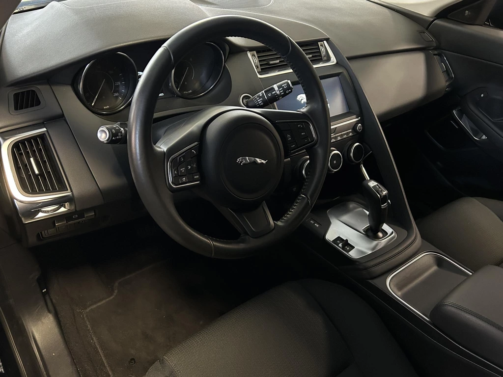 Jaguar E-PACE – foto 9