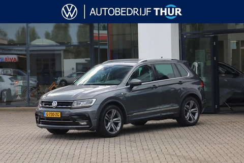 Volkswagen Tiguan 1.5 TSI ACT Highline 150PK / 110kW DSG, Door ons geleverd en onderhouden, R-Line in- en exterieur, lederen 'Vienna' bekleding, dodehoekdetectie (Side Assist), elektrisch verstelbare voorstoel met geheugenfunctie, achteruitrijcamera (Rear View), wegklapbare trekhaak, verwarmbare voorstoelen, elektrische achterklep, digital cockpit pro, parkeerassistent (Park Assist), elektrisch verstel-, verwarm- en inklapbare buitenspiegels, 19" 'Sebring' LMV, LED koplampen, Apple Carplay & Android Auto, parkeersensoren voor en achter (PDC), draadloze telefoonlader etc.