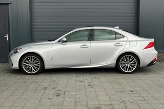 Lexus IS – thumbnail 2