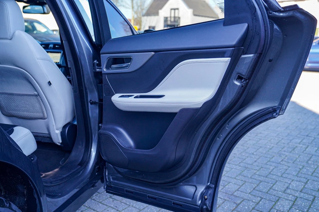 Jaguar F-PACE – foto 11