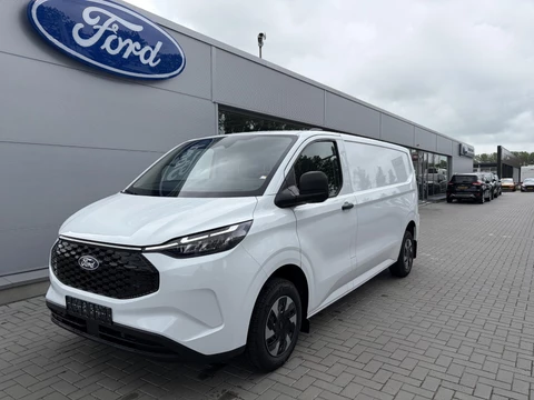 Ford E-Transit Cust. 340 L2H1 Trend 71 kWh ZUID 136pk | Bekleding zijwand en achterdeuren (volledig) | Laadvloer bescherming | 8-weg verstelbare en verwarmbare bestuurdersstoel met armsteun (i.c.m. bijrijdersbank) | Trekhaakvoorbereiding | Allweather banden | AGM accu | Laadkabel 10 | LED laadruimteverlichting (5 spots) | Vehicle Integration System