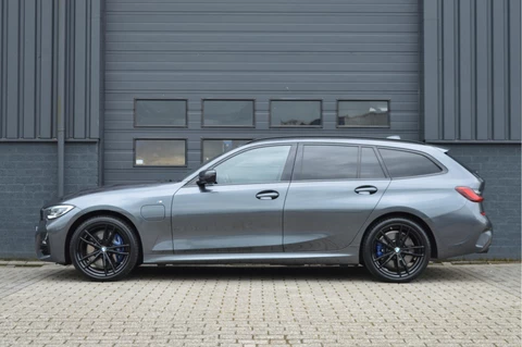 BMW 3 Serie Touring 330e High Executive | M-PAKKET | HUD | KEYLESS | LASER |