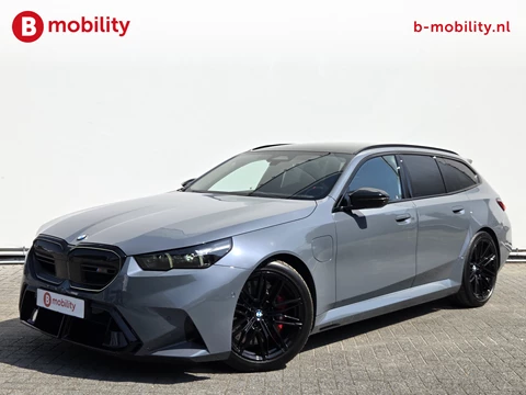 BMW M5 5-serie Touring M-Drivers Package Origineel NL Panoramadak Trekhaak | Bowers&Wilkins | Stoelverwarming/Ventilatie | Head-Up | Adaptieve LED Koplampen