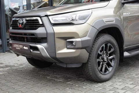 Toyota Hilux 2.8 D-4D DUBBEL CABIN 48V HYBRIDE INVINCIBLE A/T 4WD 2 ZITS VAN ( INCL. BPM GRIJS KENTEKEN )
