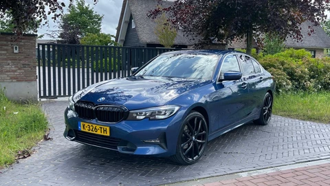 BMW 3-serie 318i High Executive | 19 Inch | Sfeerverlichting | Sportstoelen | NL-Auto |