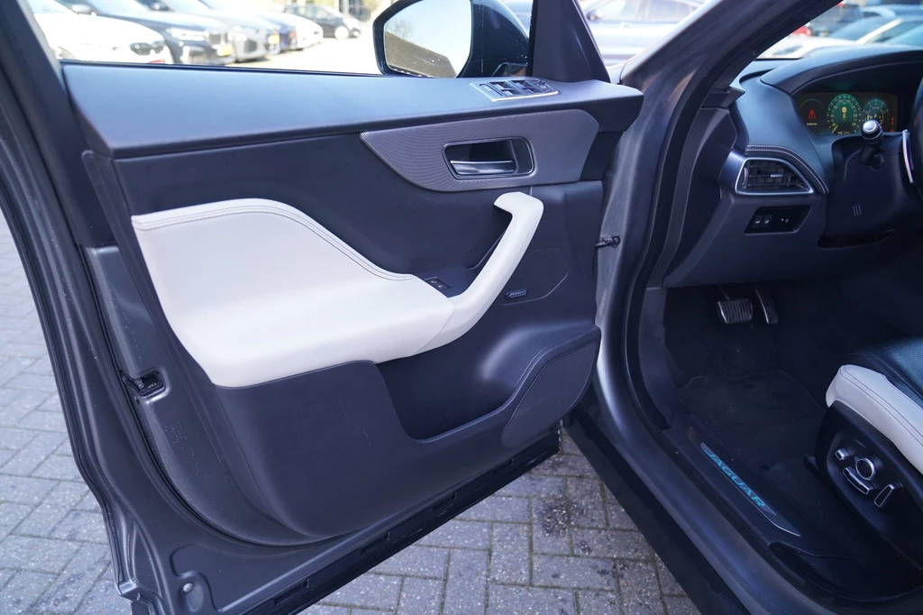 Jaguar F-PACE – foto 21