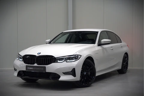 BMW 3 Serie 330e eDrive Edition High Executive | Stoelverwarming | Navigatie | Apple Carplay | Parkeersensoren | Keyless | Cruise Control | LED | Leer | Trekhaak | Climate Control | SOH 89%