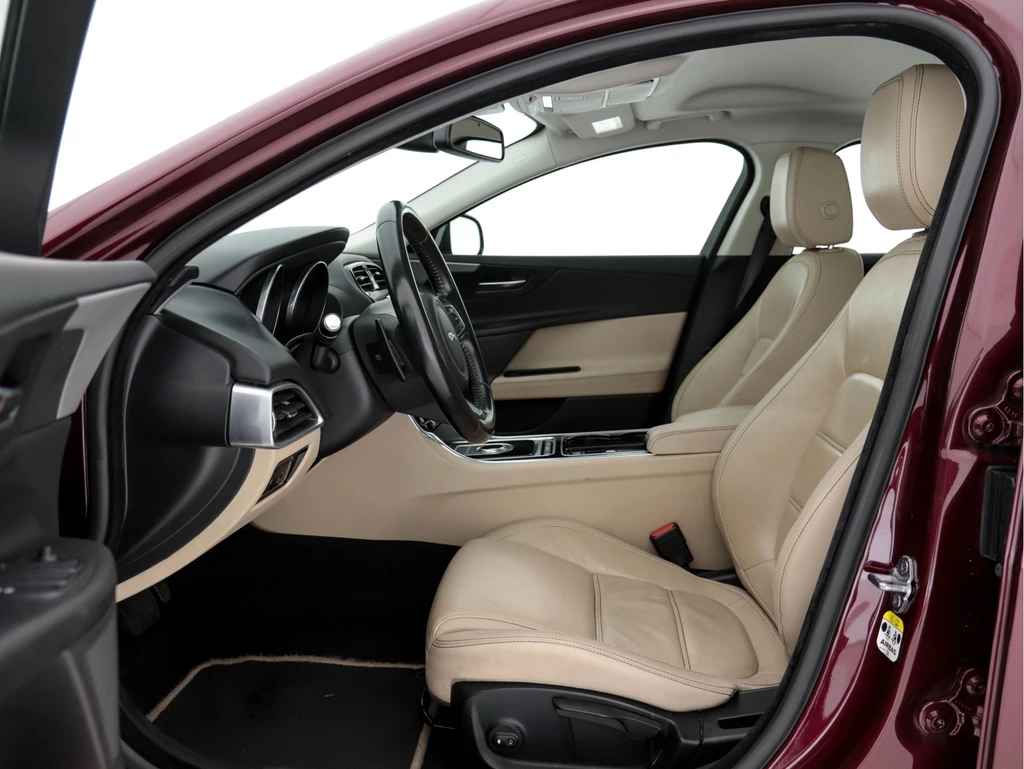Jaguar XE – foto 8