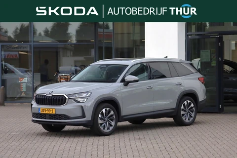 Skoda Kodiaq 1.5 TSI MHEV Business Edition 7p. 150PK / 110kW, 7 zitplaatsen, panoramadak, wegklapbare trekhaak, 19" LMV,  achteruitrijcamera (Rear View), dodehoekdetectie (Side Assist), chrome dakrailing, multifunctioneel lederen stuurwiel, verwarmbare voorstoelen, keyless go, privacy glas, elektrisch verstel-, verwarm- en inklapbare buitenspiegels, virtual cockpit, navigatie, adaptieve cruise control (ACC), draadloze telefoonlader, draadloos Apple Carplay & Android Auto, licht- en regensensor, ambiente verlichting, keyless go & entry, 3-zone climatronic etc.