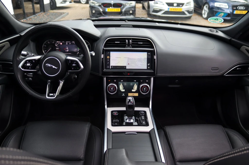 Jaguar XE – foto 15