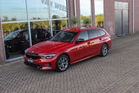 BMW 3-serie Touring 318i Business Edition Plus | Sport Line | 2e eigenaar | NL auto | Shadow Line | HiFi audio | DAB | M-sportstuur | Sportstoelen | Ambient light | Carplay | PDC