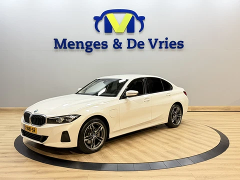 BMW 3 Serie 320e Incl garantie! | Airco ECC | Mokka Leer | Camera | Sportstoelen | Apple Carplay Android Auto | Cruise Control | 18" Velgen | Isofix | NAP |