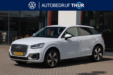 Audi Q2 35 TFSI CoD Sport Edition 2 150PK / 110kW DSG, Trekhaak, achteruitrijcamera (rear view), dimmende spiegel, elektrisch verstel-, verwarm- en inklapbare buitenspiegels (spiegelpakket), adaptieve cruise control (acc), dodehoekdetectie (side assist), keyless start & entry, elektrische achterklep, verwarmbare voorstoelen, parkeersensoren voor en achter (pdc), navigatie, multifunctioneel lederen stuurwiel etc.