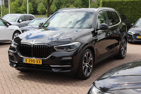BMW X5 xDrive45e High Executive ? SOH 87,1 % / Trekhaak / 360Camera / Head-up / Leder / Luchtvering / 21'' / CarPlay / Stuurverwarming / Stoelverwarming 4x / Dodehoek / DAB / ACC
