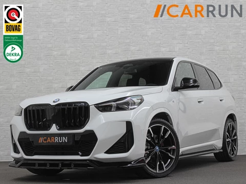 BMW iX1 30 313pk X-Drive M-Sport Performance | Adaptief Led | Sportstoelen | Keyless | Adaptieve Cruise en Struurwielverw. voorbereid | Antraciet Hemel | Carplay | Sfeerverlichting | 1200kg Trekgewicht | Camera | Bovag Garantie.