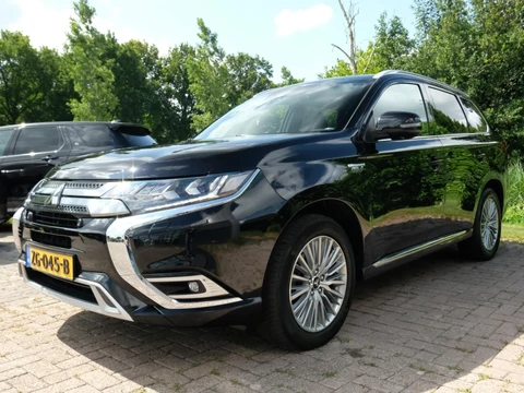 Mitsubishi Outlander 2.4 PHEV Instyle 135 PK | Trekhaak | Schuif/kanteldak | Elektrische klep | Camera | Stuurverwarming |