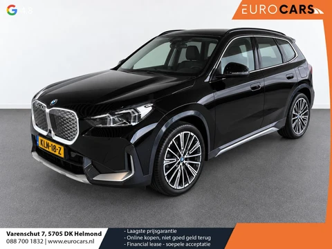 BMW iX1 xDrive30 67 kWh Trekhaak Harman Kardon 360 Camera Elektrisch Verstelbare Stoelen met Geheugenfunctie LED Koplampen Stoelverwarming 20 Inch Lichtmetalen BMW Individual Velgen